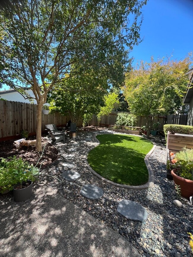 Building Photo - 3820 Vistosa Ct