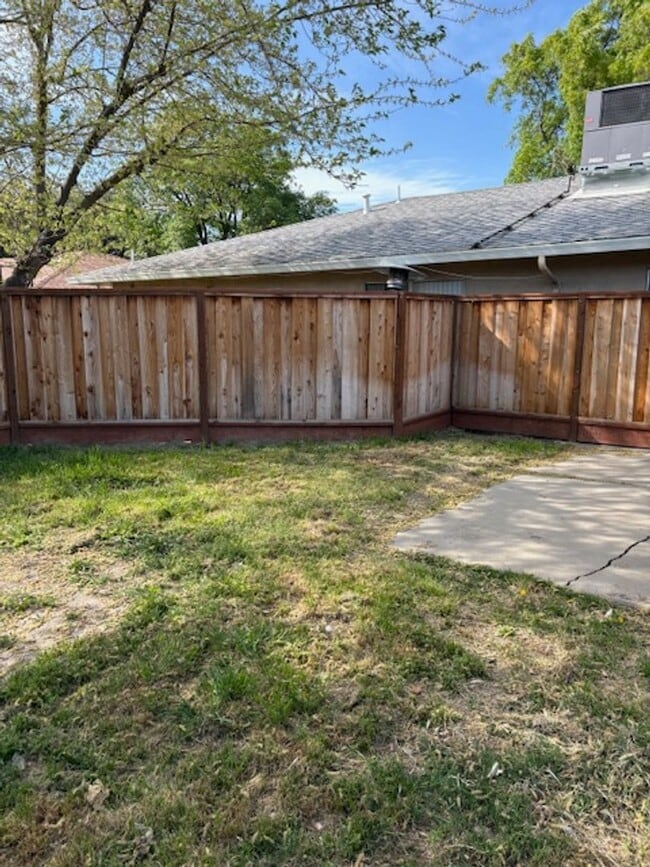 Building Photo - Single story, 3 bed 1.5 bath home.