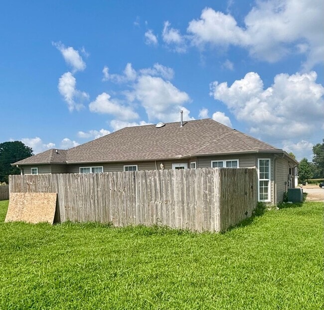 Building Photo - Summers best kept secret !