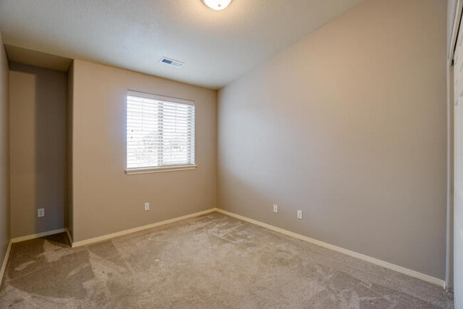 Building Photo - THREE BEDROOM TOWNHOME IN HAZEL DELL