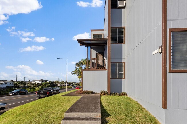 Building Photo - Spacious 3-Bed, 2-Bath Pet-Friendly Townhome in Prime Aiea Location – End Unit with Private Lanai...