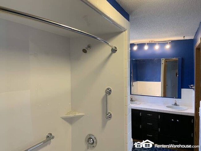 Building Photo - Beautifully Remodeled SFH in Plato Availab...