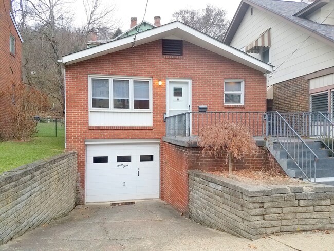 Primary Photo - Beautiful 3 Bedroom Home - Central Air - H...