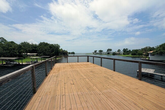Building Photo - Waterfront in Shalimar with Dock and Lift
