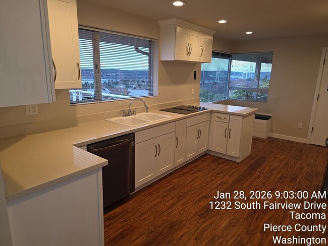 Building Photo - View home North Tacoma - 3 bedroom, 3.5 bathroom, 6 car garage - Available NOW!!!