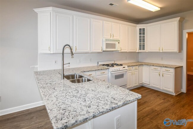 Building Photo - 736 Hobbs Rd SE