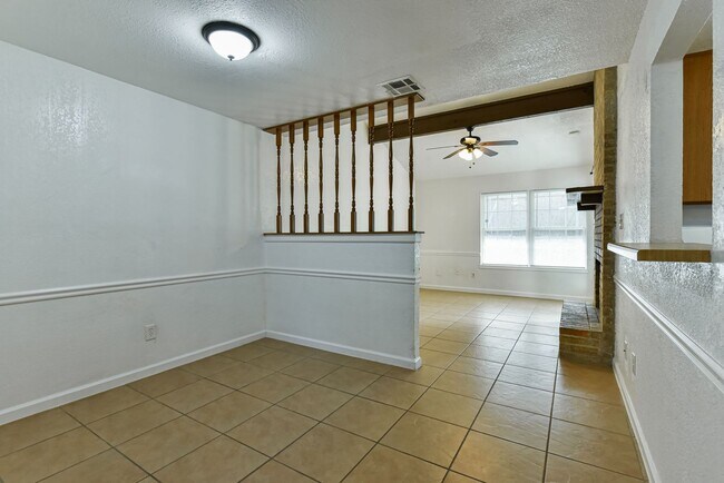 Building Photo - 1128 Royal Crest Dr
