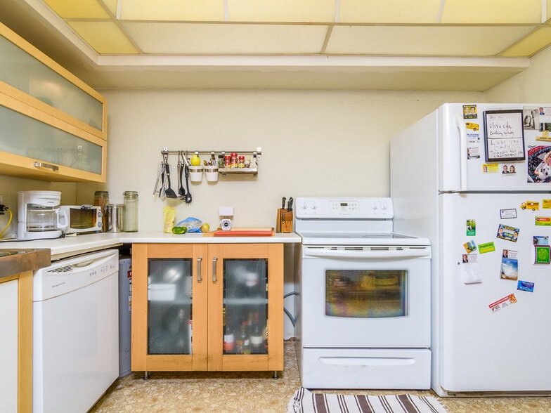 Building Photo - 3136 W EUCLID AVE N