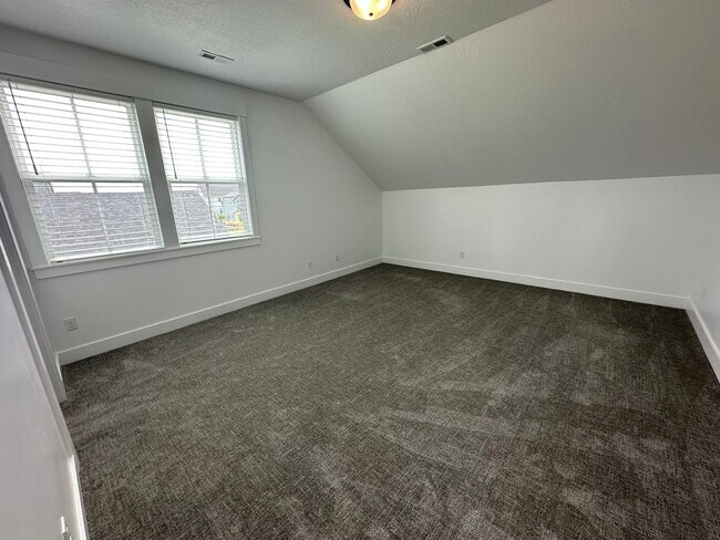 Building Photo - Gorgeous 5 Bed 3.5 Bath Home at Daybreak I...