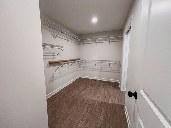 Building Photo - 3 Bedroom Lookout