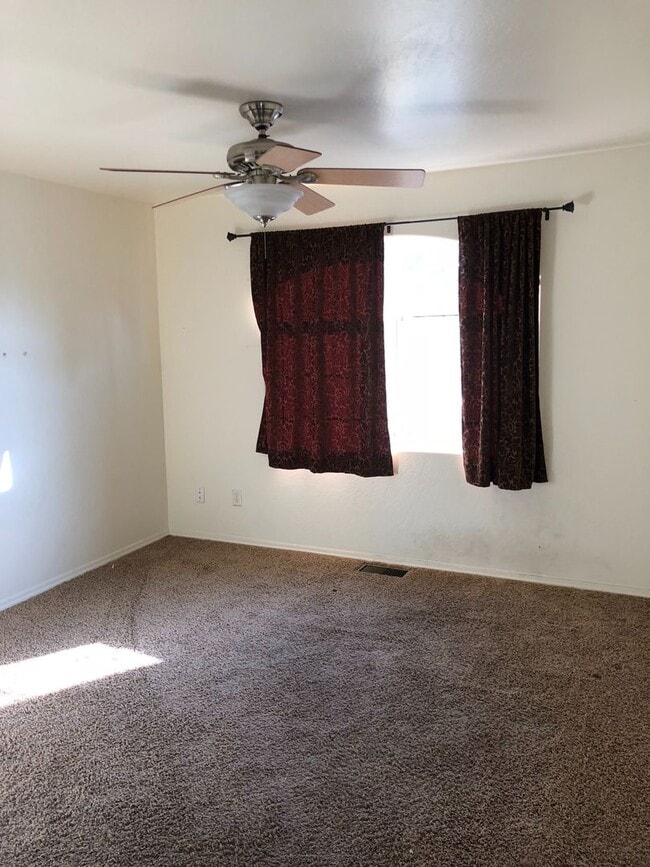 Building Photo - Close to Hospital Hill! 3 Bed/2 Bath Condo...