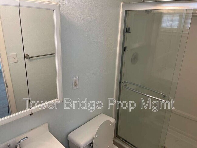 Building Photo - 8724 Halverson Dr