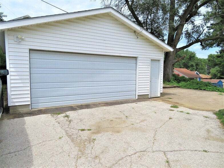 Building Photo - 2317 S Henry St