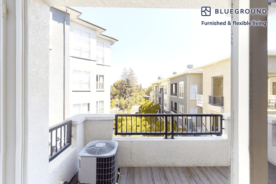 Building Photo - 1257 Lakeside Dr