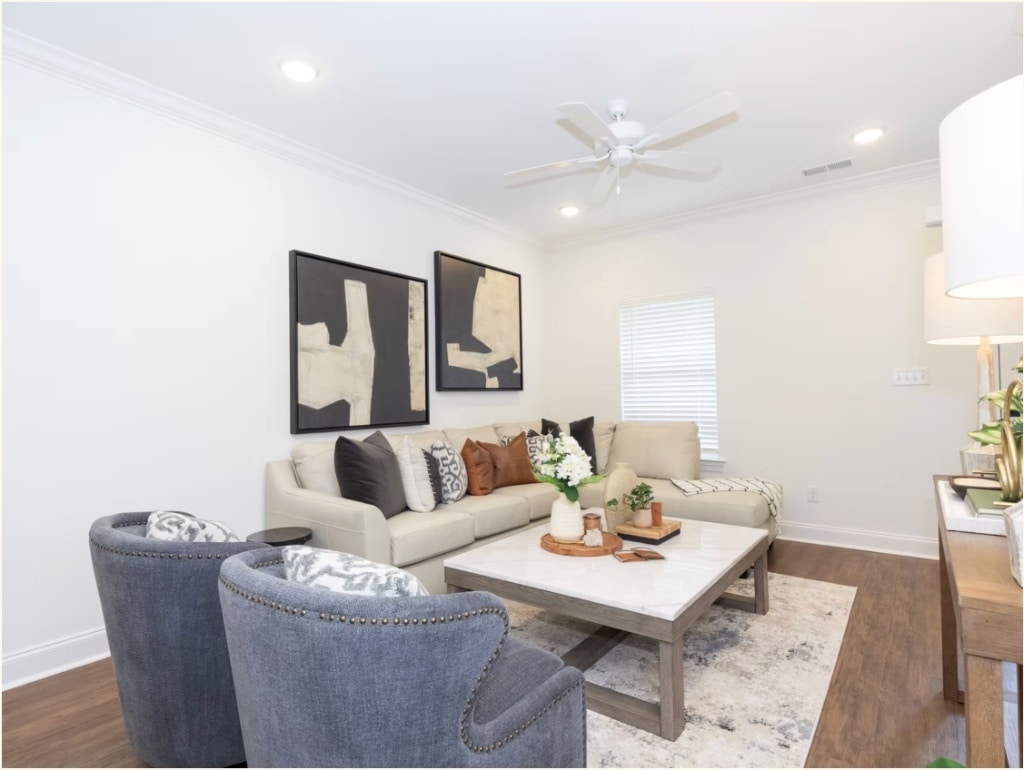 Building Photo - 703 Southview Dr