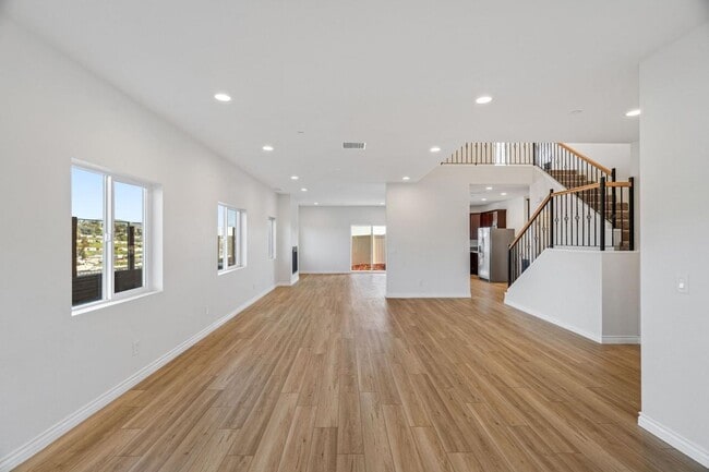 Building Photo - 5 Bedroom house with view