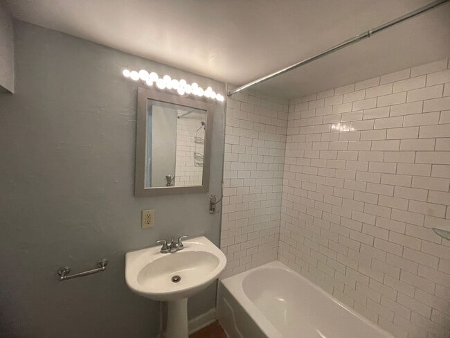 Building Photo - Updated 2 bedroom house for rent in the South Side !