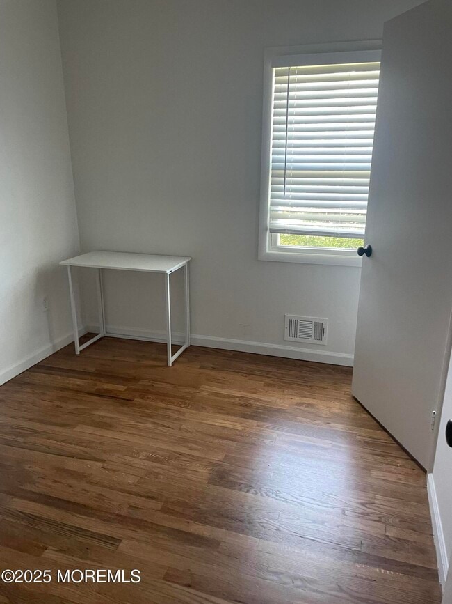 Building Photo - 127 Hulick St