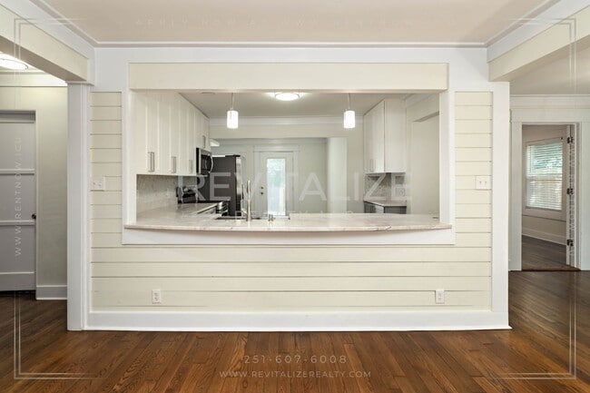 Building Photo - Gorgeous Spring Hill Home!