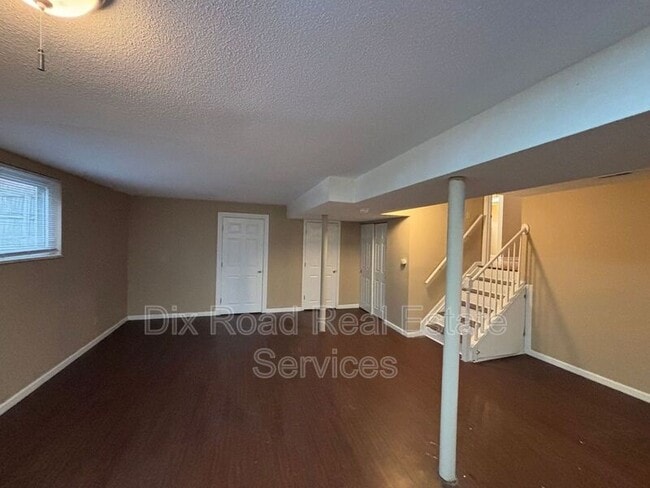 Building Photo - 3701 Greenview Dr