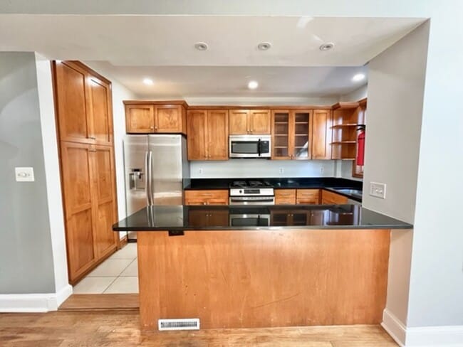 Building Photo - Great 4 BR 3 BA townhouse in great quiet s...