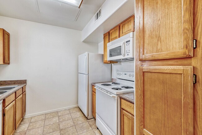 Building Photo - 1 Bedroom 2nd Floor Unit With Balcony!