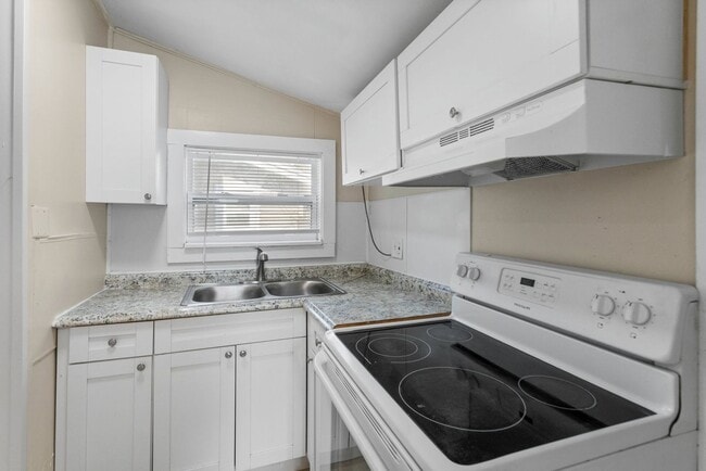 Building Photo - Cute 2bdrm/1bath house with large fenced y...