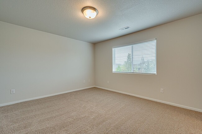 Building Photo - Beautiful Three Bedroom in Taverner Ridge!