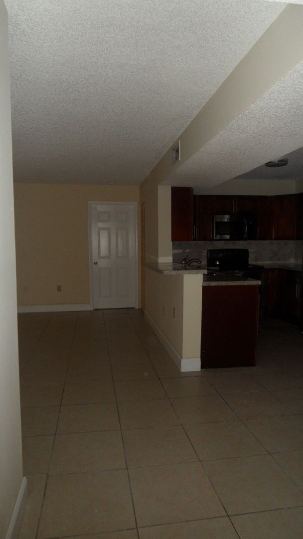 Building Photo - Updated 2 Bed/2 Bath Condo with Balcony an...