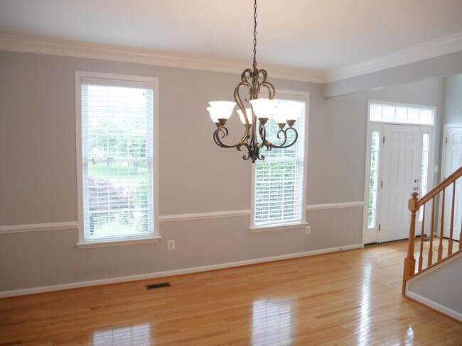 Building Photo - Spacious & Stylish 4-Bedroom Home with Fin...