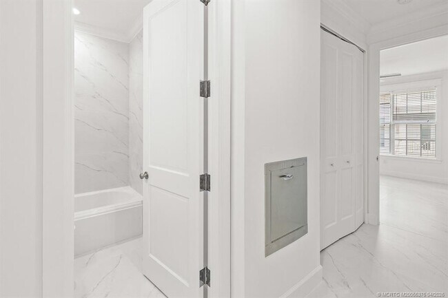 Building Photo - 47 SW Osceola St