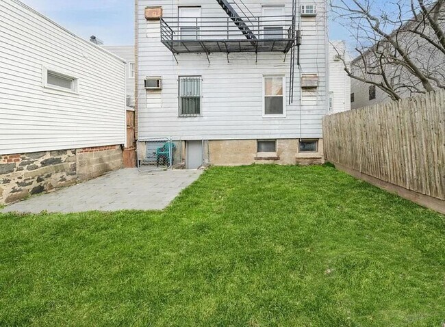 Building Photo - 259 Griffith St