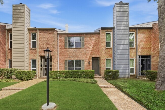 Building Photo - 1011 Fountain View Dr