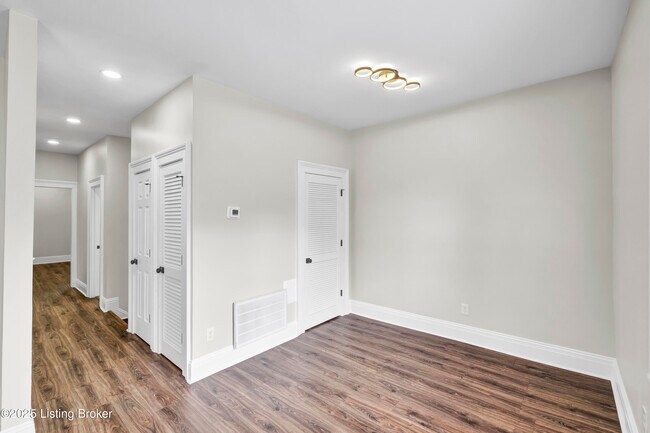 Building Photo - 1426 S Brook St