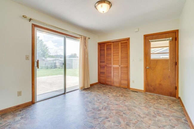 Building Photo - 607 Race St