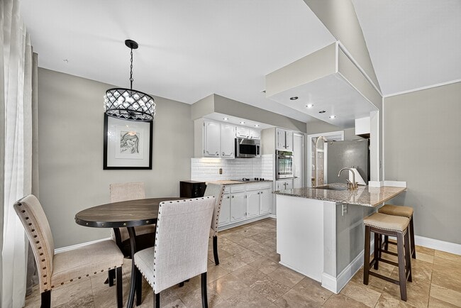 Building Photo - 9402 Meadowcroft Dr