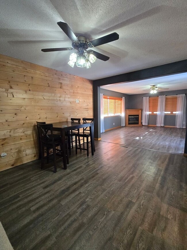 Building Photo - Spacious 3 Bedroom 2 Bath Home