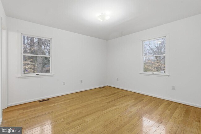 Building Photo - 4904 Hollywood Rd