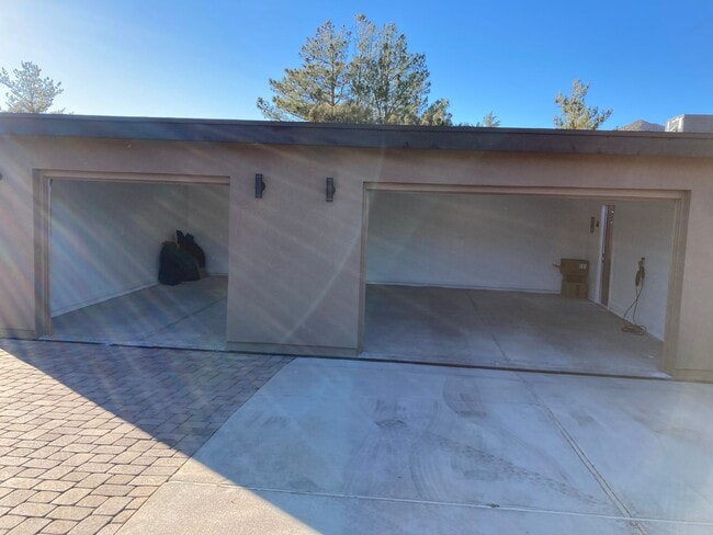 Building Photo - Gorgeous, modern, remodeled, furnished ren...