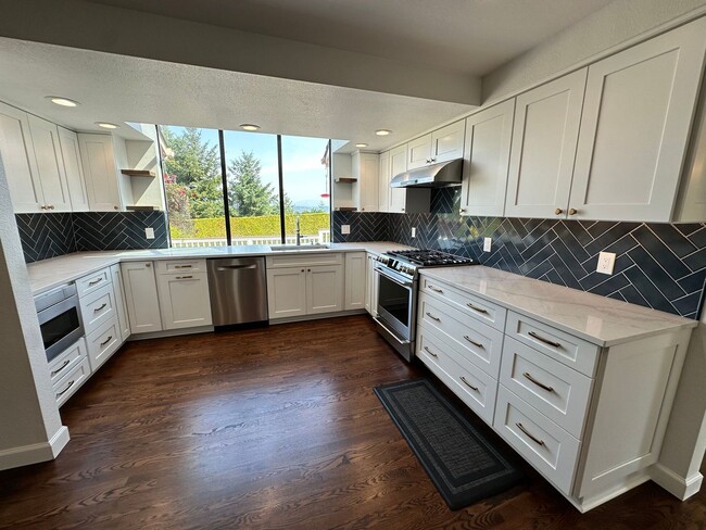 Building Photo - Stunning large 3 bedroom home in West Aubu...