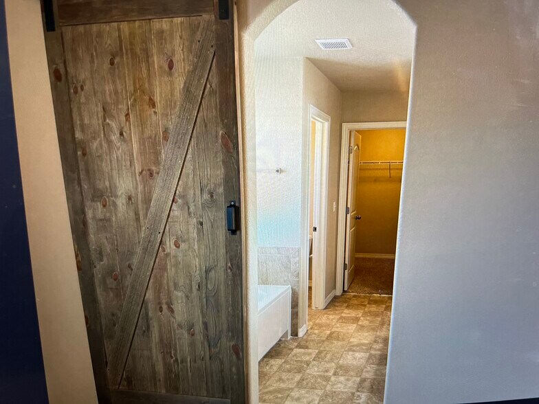 Building Photo - 7444 Primavera Ln