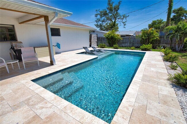 Building Photo - 556 Baffin Dr