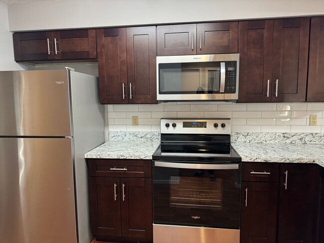 Building Photo - Spacious 3 bedroom, 2 bathrooms multiplex unit.