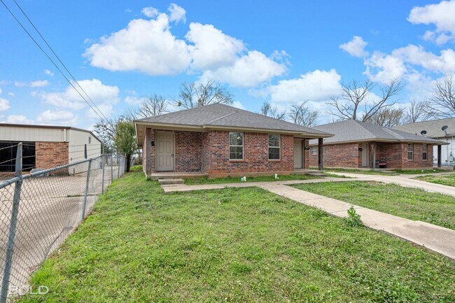 Building Photo - 1719 Lakeshore Dr