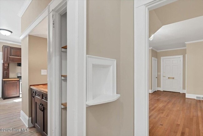 Building Photo - 300 Dogwood Ln