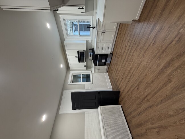 Building Photo - 6024 W Addison St