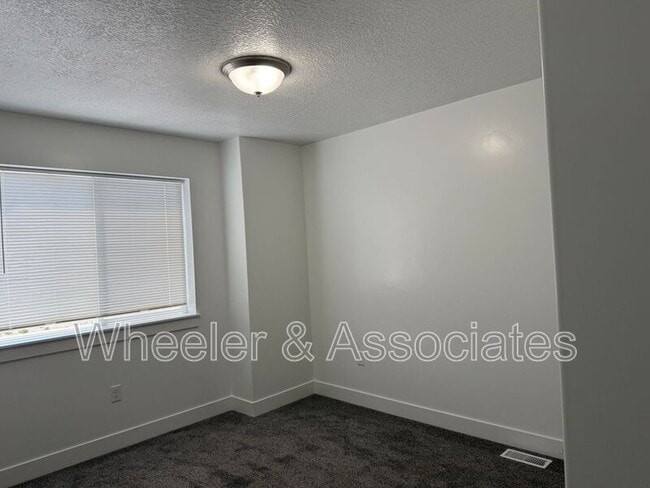 Building Photo - 320 38th St