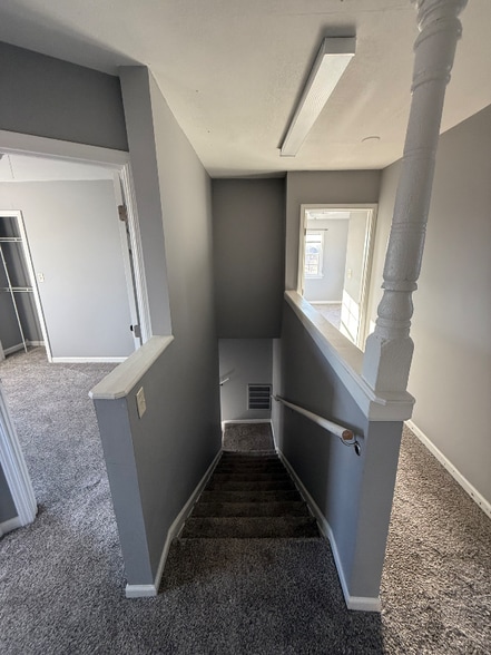 Building Photo - 8934 S South Hill Dr