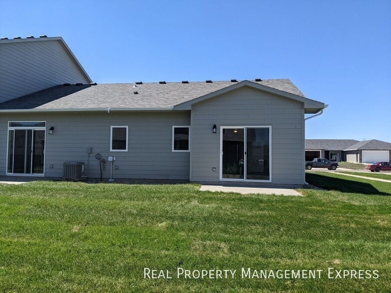 Building Photo - 2 Bedroom 2 Bathroom Townhome w/ Attached Garage
