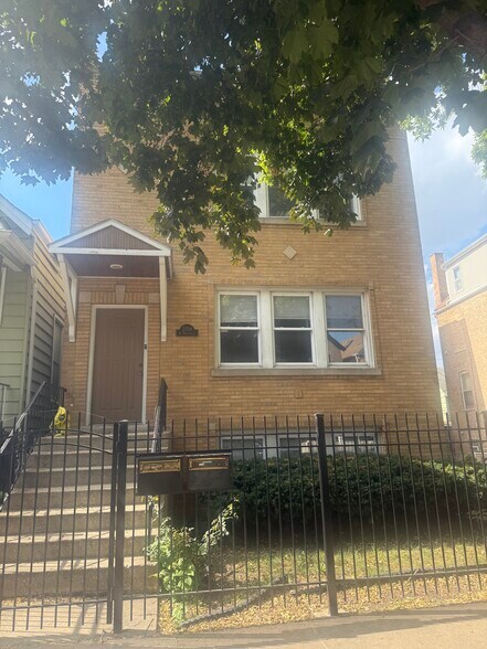 Building Photo - 2708 N Marshfield Ave